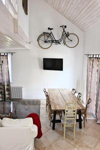 - un vélo suspendu sur un mur au-dessus d'une table à manger dans l'établissement St. Prokop Luxury Apartments 256, à Boží Dar