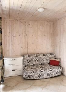 um quarto com uma cama e uma mesa de cabeceira com uma cama sidx sidx em St. Prokop Luxury Apartments 256 em Boží Dar