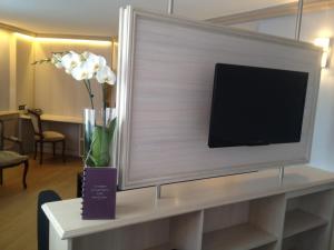 TV a/nebo společenská místnost v ubytování Cottage Logis Hôtel - Restaurant