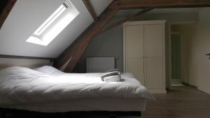 Uma cama ou camas num quarto em b&b onZENhof