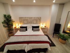 A bed or beds in a room at Plaza San Marcos CASCO HISTORICO