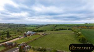 una vista aérea de una granja con un gran campo verde en Vale View, en Durham