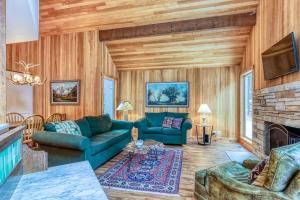 Idyllic Escape في Black Butte Ranch: غرفة معيشة مع أريكة ومدفأة