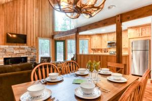 Il comprend une cuisine et une salle à manger avec une table et des chaises en bois. dans l'établissement Idyllic Escape, à Black Butte Ranch