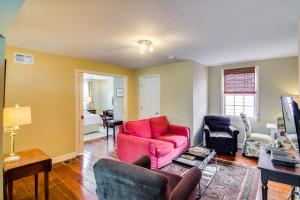 ein Wohnzimmer mit einem roten Sofa und Stühlen in der Unterkunft 8 Kracke A in Charleston