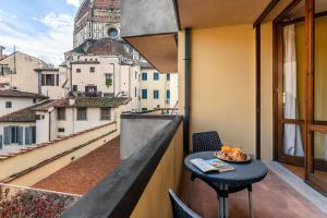 balcone con tavolo e vista sulla città di Terrace on Duomo Luxury Flat a Firenze