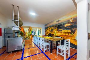 Hotel Ayenda Cartagena Blue 1804 في كارتاهينا دي اندياس: مطبخ به لوحة كبيرة على الحائط