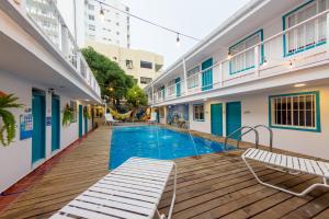 ein Schwimmbad in der Mitte eines Gebäudes in der Unterkunft Hotel Ayenda Cartagena Blue 1804 in Cartagena de Indias