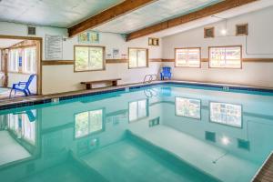 una piscina con sillas azules en el medio en Whalers Rest, en Forfar