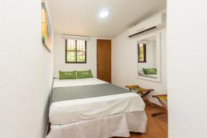 Postel nebo postele na pokoji v ubytování Hotel Ayenda Casa Cano 1805