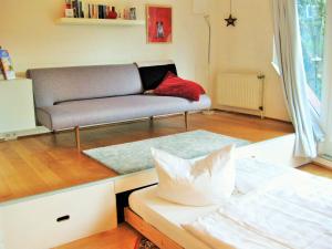 un soggiorno con divano e tavolo di Ferienhaus-in-Rotenburg a Rotenburg an der Wümme