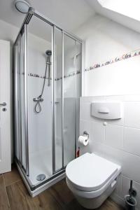 ヘルヌムにあるMaakの白いバスルーム(シャワー、トイレ付)