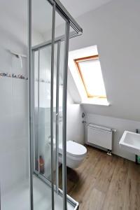 ヘルヌムにあるMaakのバスルーム(トイレ、天窓付)