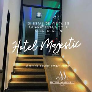 een bord voor een hotel masyic op een trap bij Hotel Majestic in Ocaña