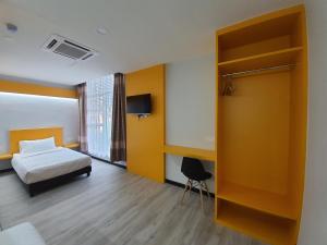 ein Hotelzimmer mit einem Bett und einem Schrank in der Unterkunft PARADIAN HOTEL in Seremban