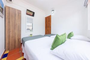 Postel nebo postele na pokoji v ubytování Hotel Ayenda Casa Cano 1805