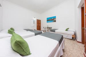 Postel nebo postele na pokoji v ubytování Hotel Ayenda Casa Cano 1805