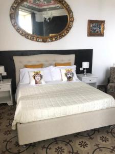 1 dormitorio con 1 cama grande y espejo en B&B I Puritani, en Catania