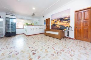 een kamer met een groot schilderij aan de muur bij Hotel Ayenda Casa Cano 1805 in Cartagena