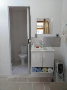 Ett badrum på Chacara Recanto Vale do Luar