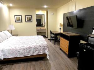 Postel nebo postele na pokoji v ubytování Travelers Inn Elizabeth City