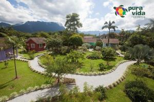 莫雷蒂斯的住宿－Pura Vida Residence，享有花园房屋的空中景致
