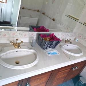 a bathroom with two sinks and a mirror at Bogenraith House in Banchory