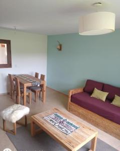 ディナ・ウアピにあるexcelente departamento 4 personas villa Dina huapi 2 ambientes amplios PBのソファとテーブルのあるリビングルーム