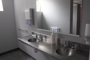 een badkamer met 2 wastafels en een spiegel bij Kaikoura Seaside lodge in Kaikoura