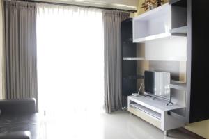 Μια τηλεόραση ή/και κέντρο ψυχαγωγίας στο Spacious 2BR Apartment Gateway Pasteur near Exit Toll 23 By Travelio