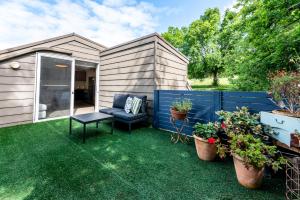 un cortile con una recinzione blu, una sedia e alcune piante di Tuck Inn Yarra Valley a Healesville