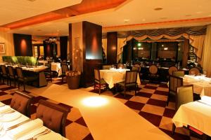 מסעדה או מקום אחר לאכול בו ב-Phoenix Hotel by Hakuba Hospitality Group