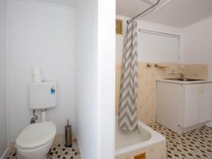 un baño con inodoro y lavabo en The Deckhouse I Pet Friendly I 2 Mins to Beach, en Culburra Beach 18 fotos más