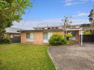 una casa de ladrillo con una entrada delante de ella en The Deckhouse I Pet Friendly I 2 Mins to Beach, en Culburra Beach
