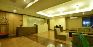 una hall con area di attesa in un hotel di The Naripan Hotel a Bandung