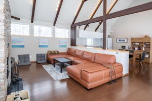 uma sala de estar com um sofá de couro e uma mesa em Kitsune House - walking distance to Rusutsu Resort em Rusutsu