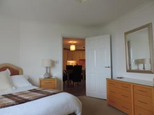 una camera da letto con un letto e una sala da pranzo di Sea Breeze Apartment a St Austell
