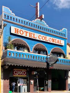 アグアスカリエンテスにあるHotel Colonialの建物正面のホテル植民地時代の看板
