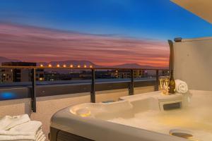 布拉索夫MK Apartments Brasov的浴缸位于阳台顶部