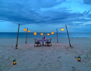 een tafel op het strand met verlichting bij Sailing Club Resort Mui Ne in Mũi Né