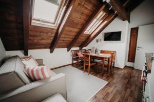 un soggiorno con divano e tavolo di EnjoyTheAlps - Appartements BARBARA a Flachau