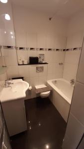 デュッセルドルフにあるFerienwohnungen Bormacherのバスルーム(洗面台、トイレ、バスタブ付)