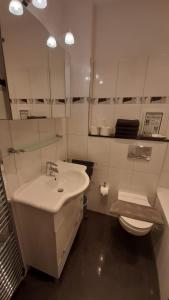デュッセルドルフにあるFerienwohnungen Bormacherの白いバスルーム(洗面台、トイレ付)
