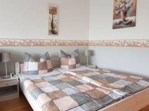ein Schlafzimmer mit einem großen Bett mit rosa Kissen in der Unterkunft SONNENSCHEIN  in Burgtiefe auf Fehmarn 