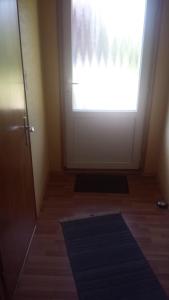eine Tür mit einem Fenster und einem Teppich davor in der Unterkunft Ferienwohnung Möller in Rabenholz
