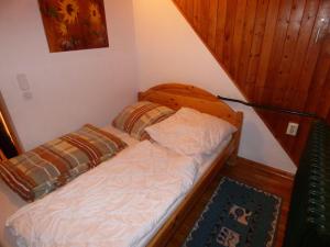 PoseritzにあるFerienwohnung-Natur-pur-Wohnung-4のランプ付きの部屋の小さなベッド1台