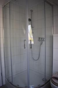 Et badeværelse på Haus-am-Dorfteich-Kopendorf-Wohnung-2