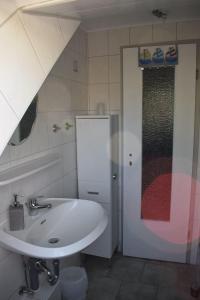 Kúpeľňa v ubytovaní Haus-am-Dorfteich-Kopendorf-Wohnung-2