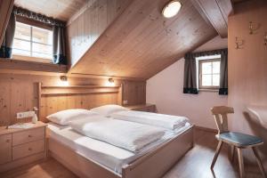 Ένα ή περισσότερα κρεβάτια σε δωμάτιο στο Ciasa Altonn