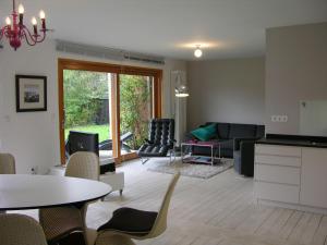 una sala de estar con una mesa y sillas en Sylt-Bungalow, en Westerland